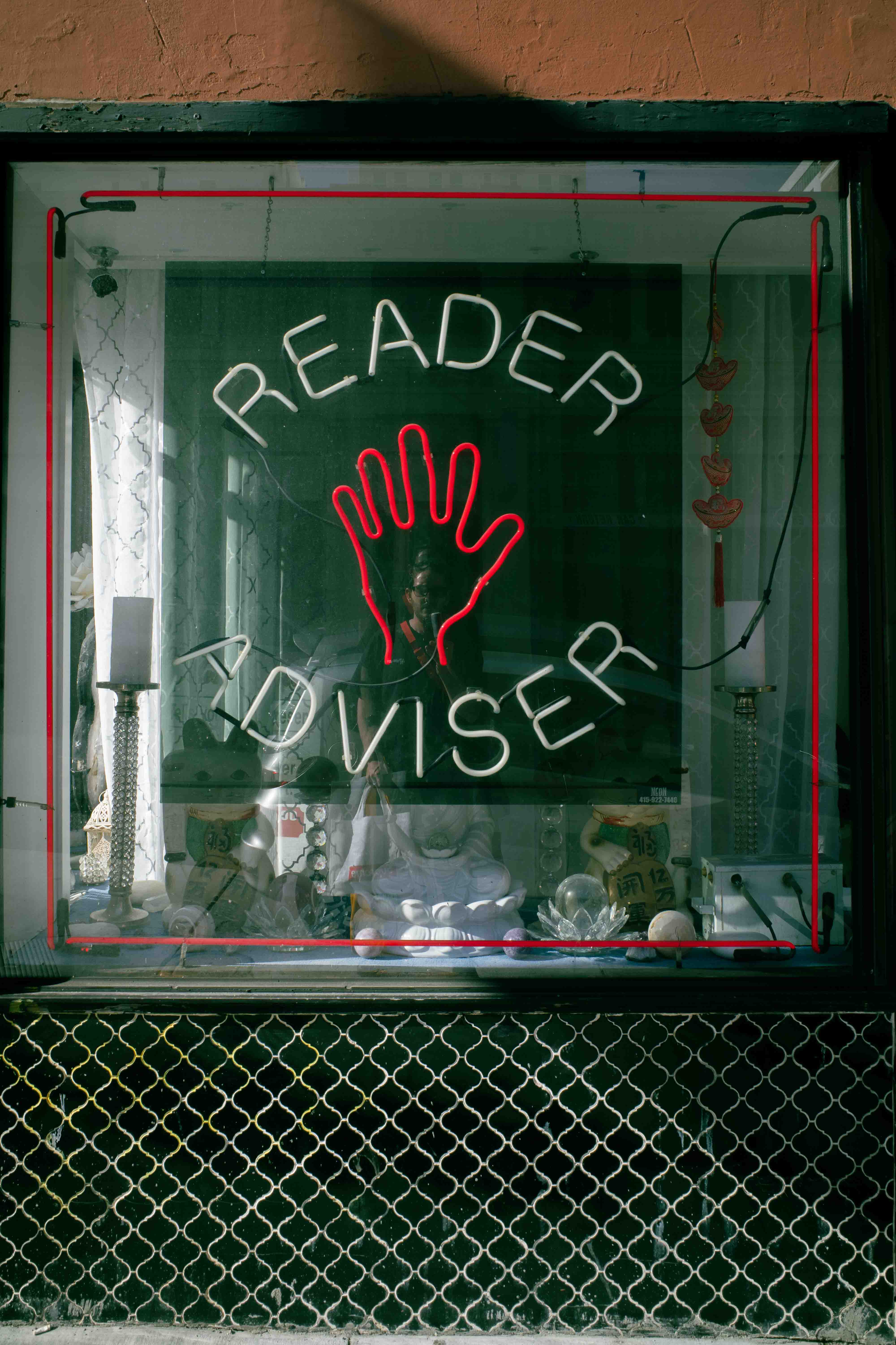 Autorretrato sobre ventana con señalética de tarot