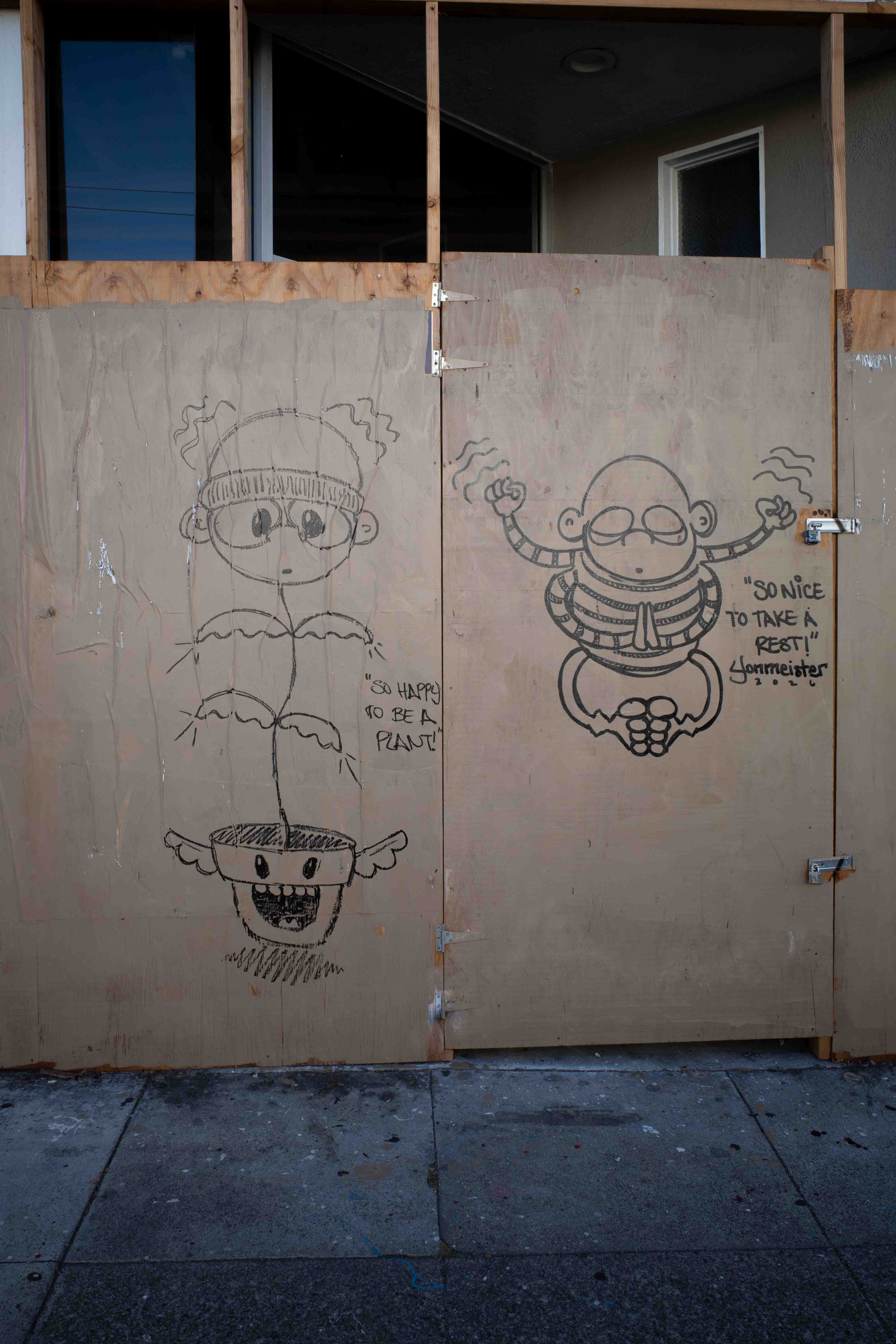 Dibujos sobre tablones de madera