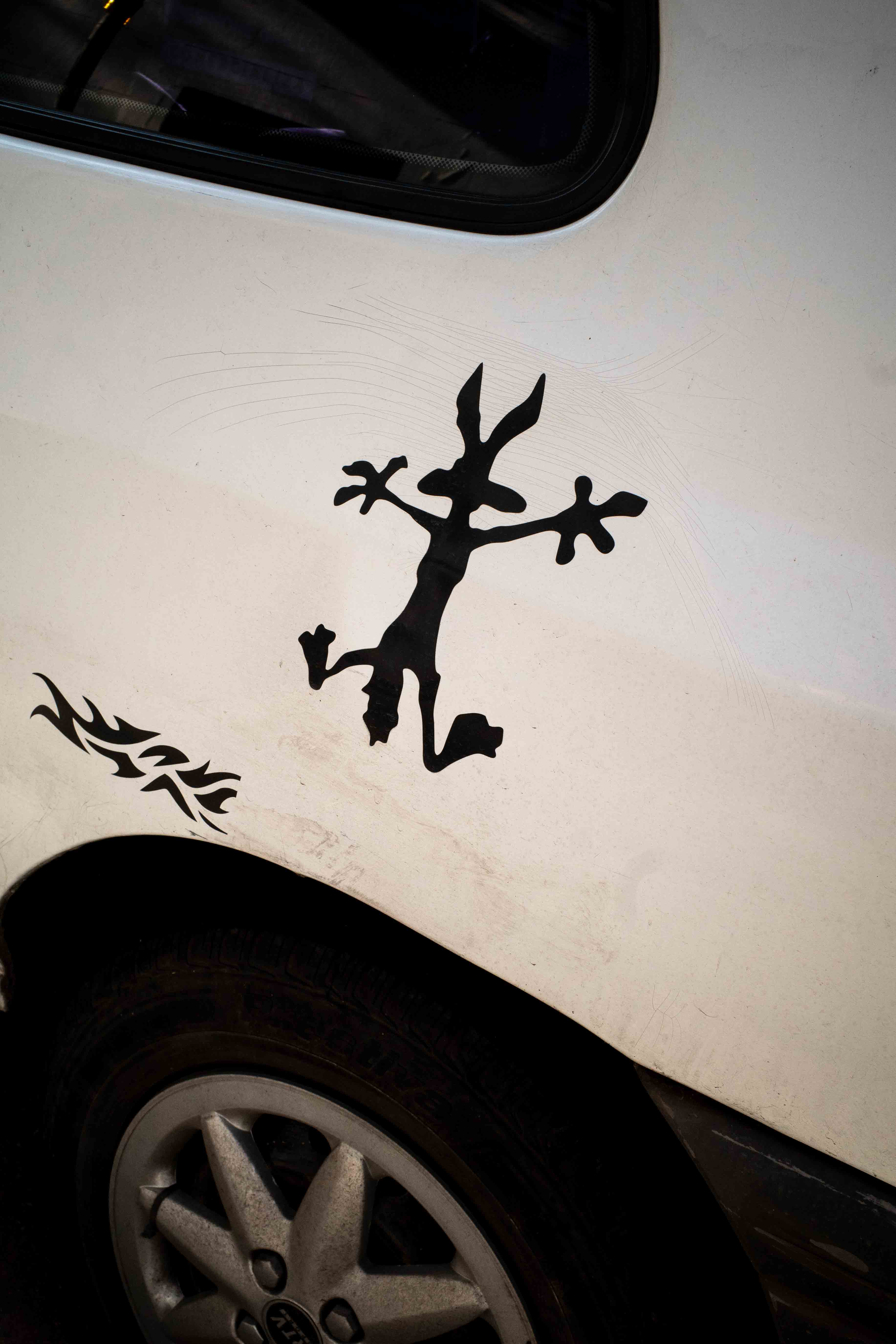 Sticker de correcaminos sobre auto