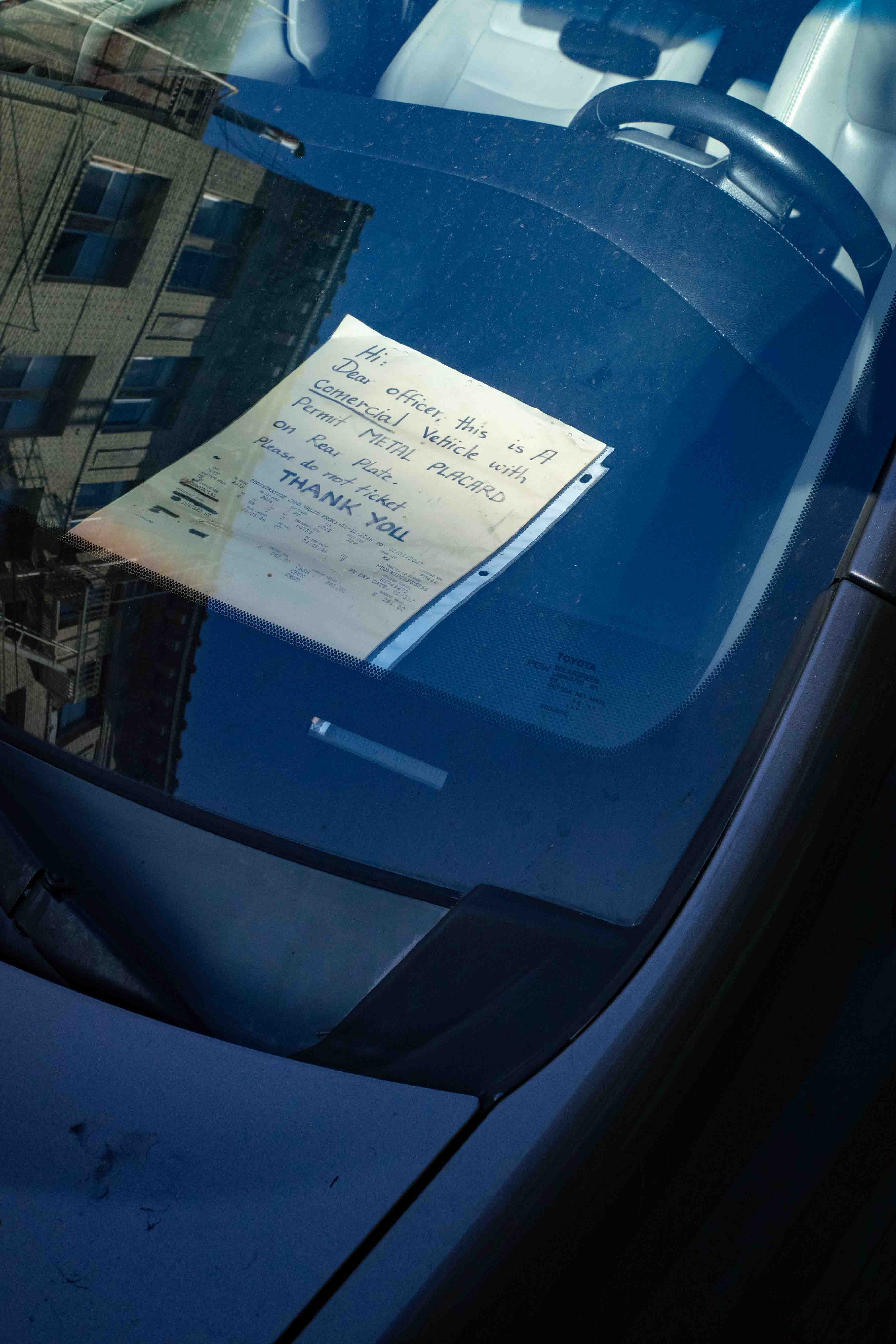 Cartel indicando que el auto tiene dueño
