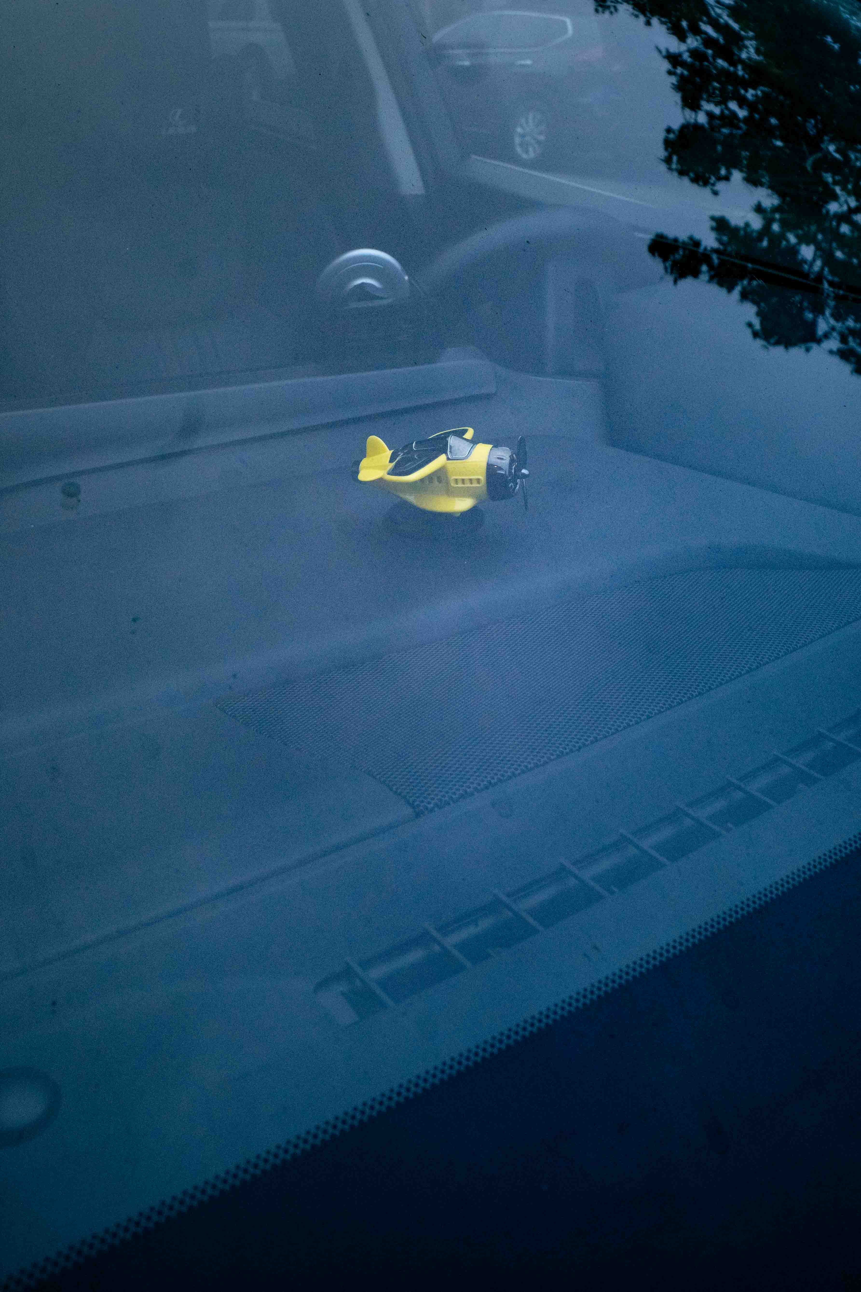 Avión en miniatura dentro de auto
