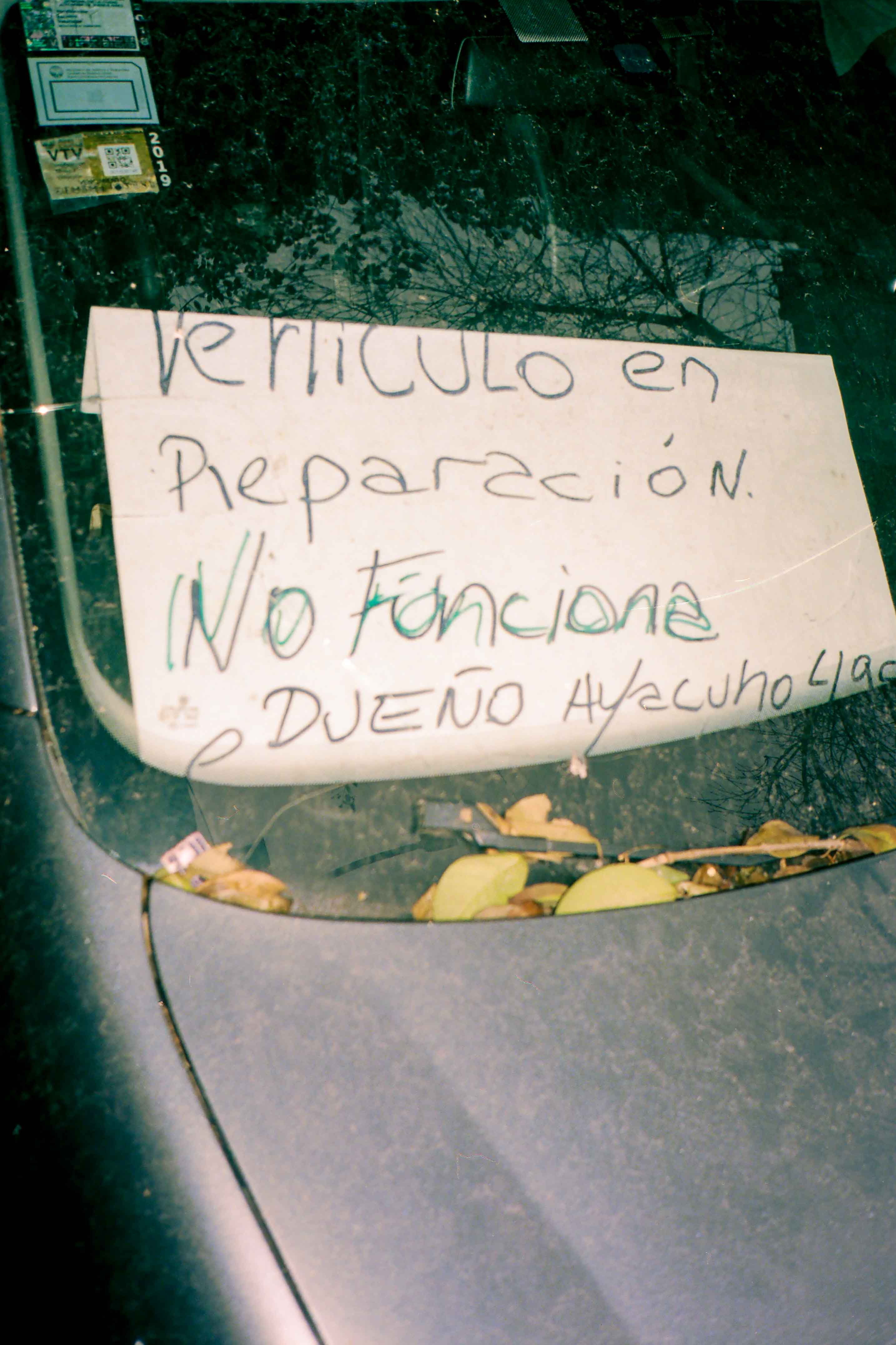 Cartel de en reparación dentro de auto