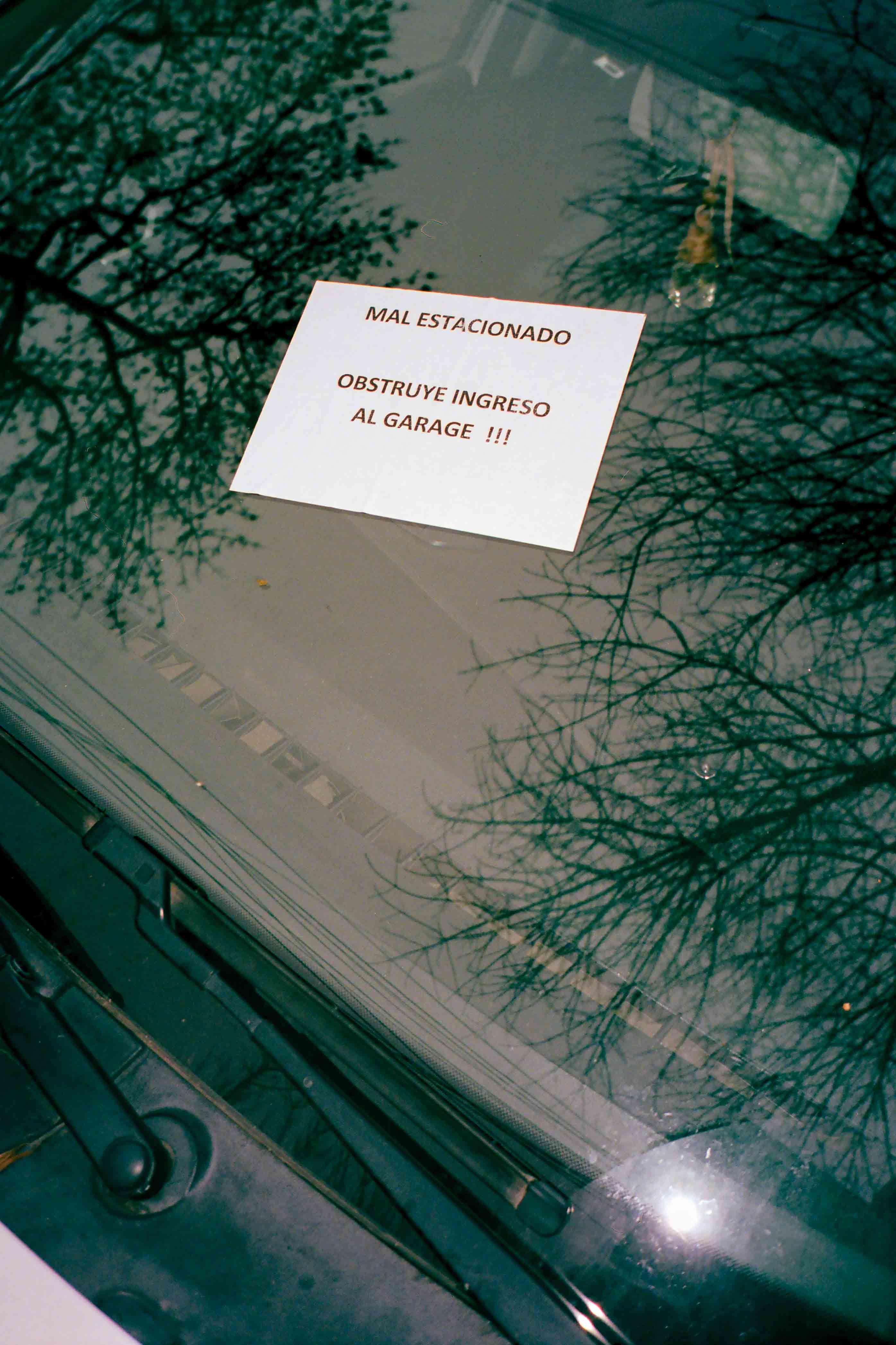 Cartel de mal estacionado sobre auto