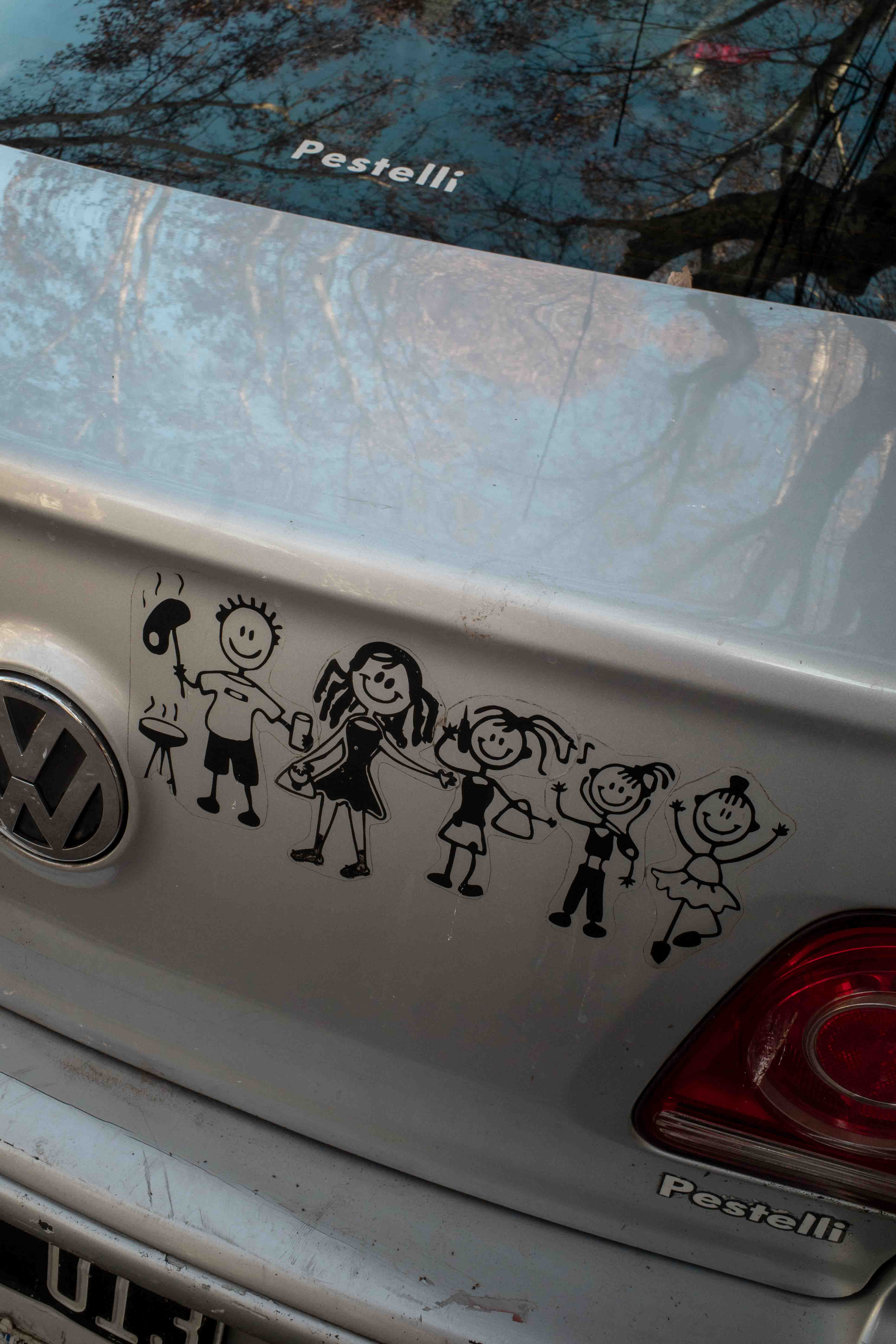 Stickers de familia y asado sobre auto