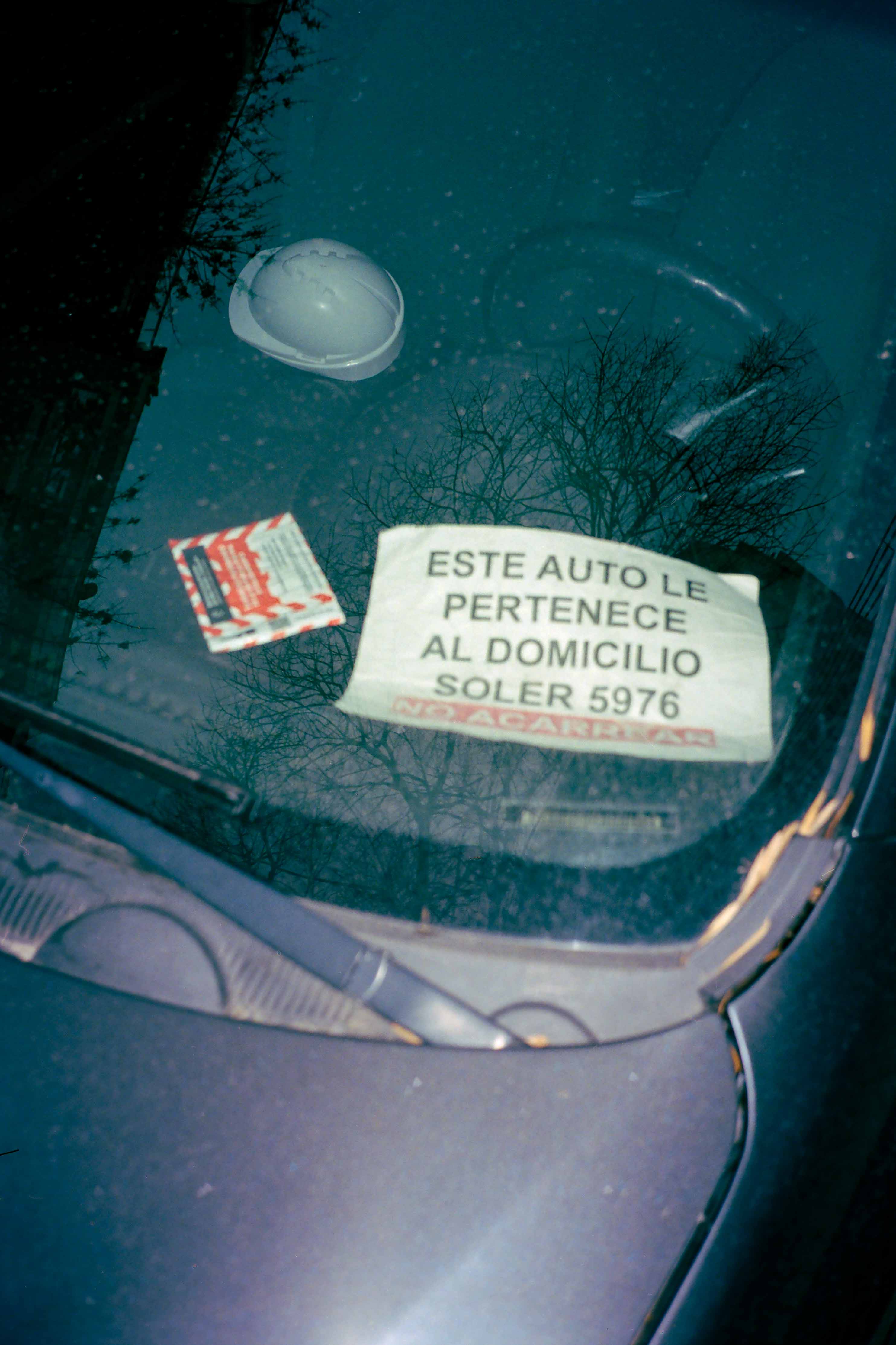 Cartel que dice tiene dueño dentro de auto