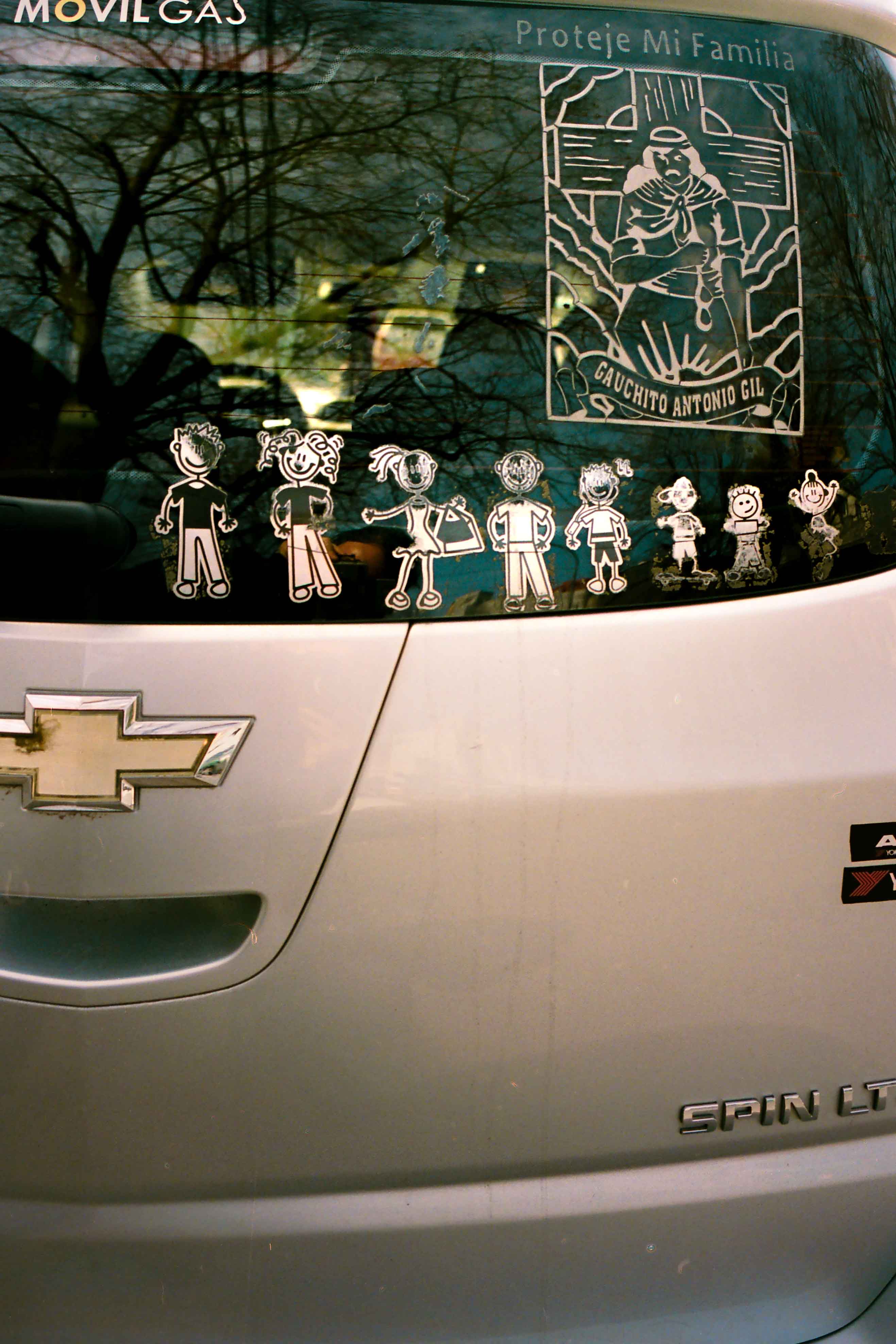 Sticker de familia y gauchito gil sobre vidrio de auto
