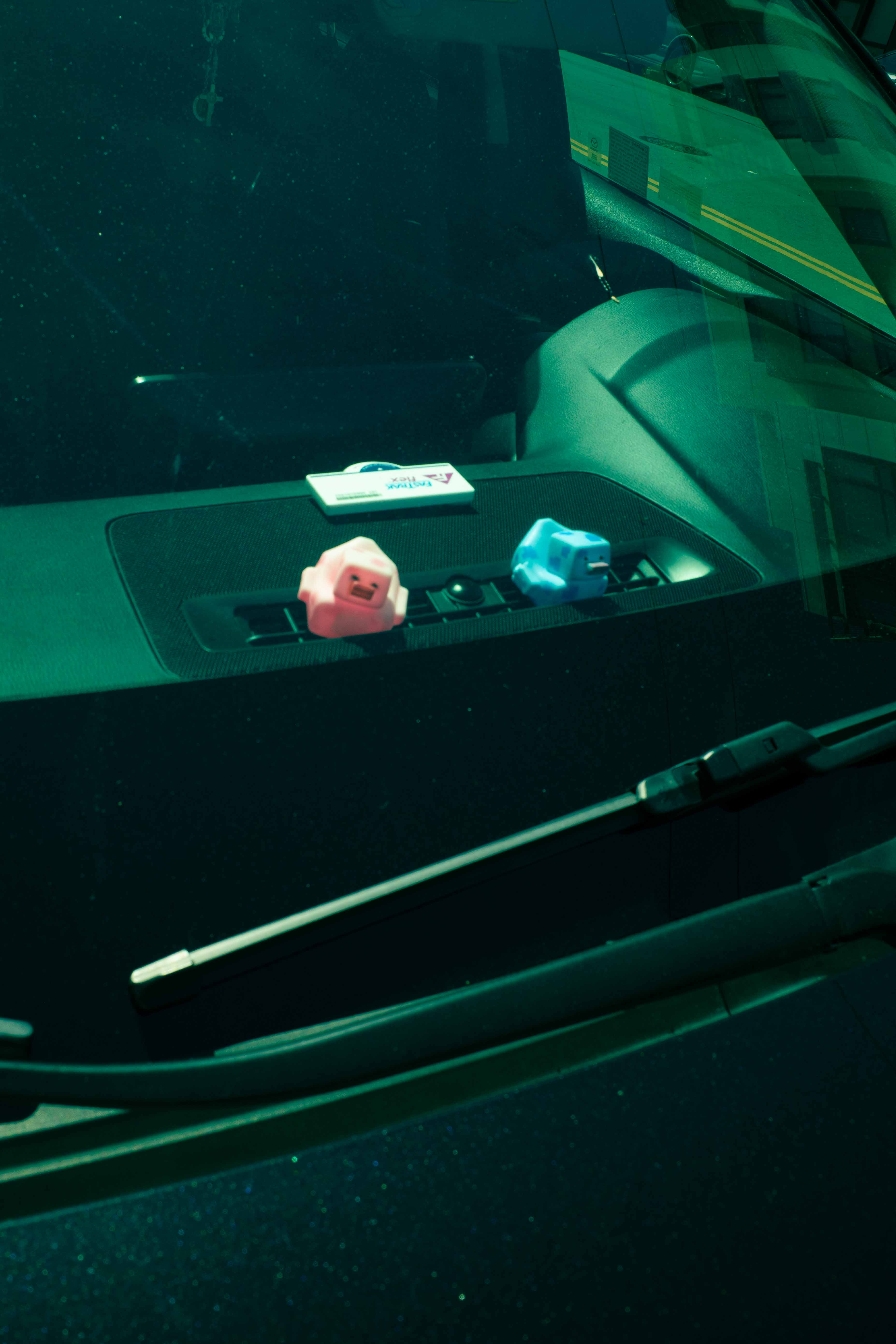 Dos patitos de plástico dentro de un auto