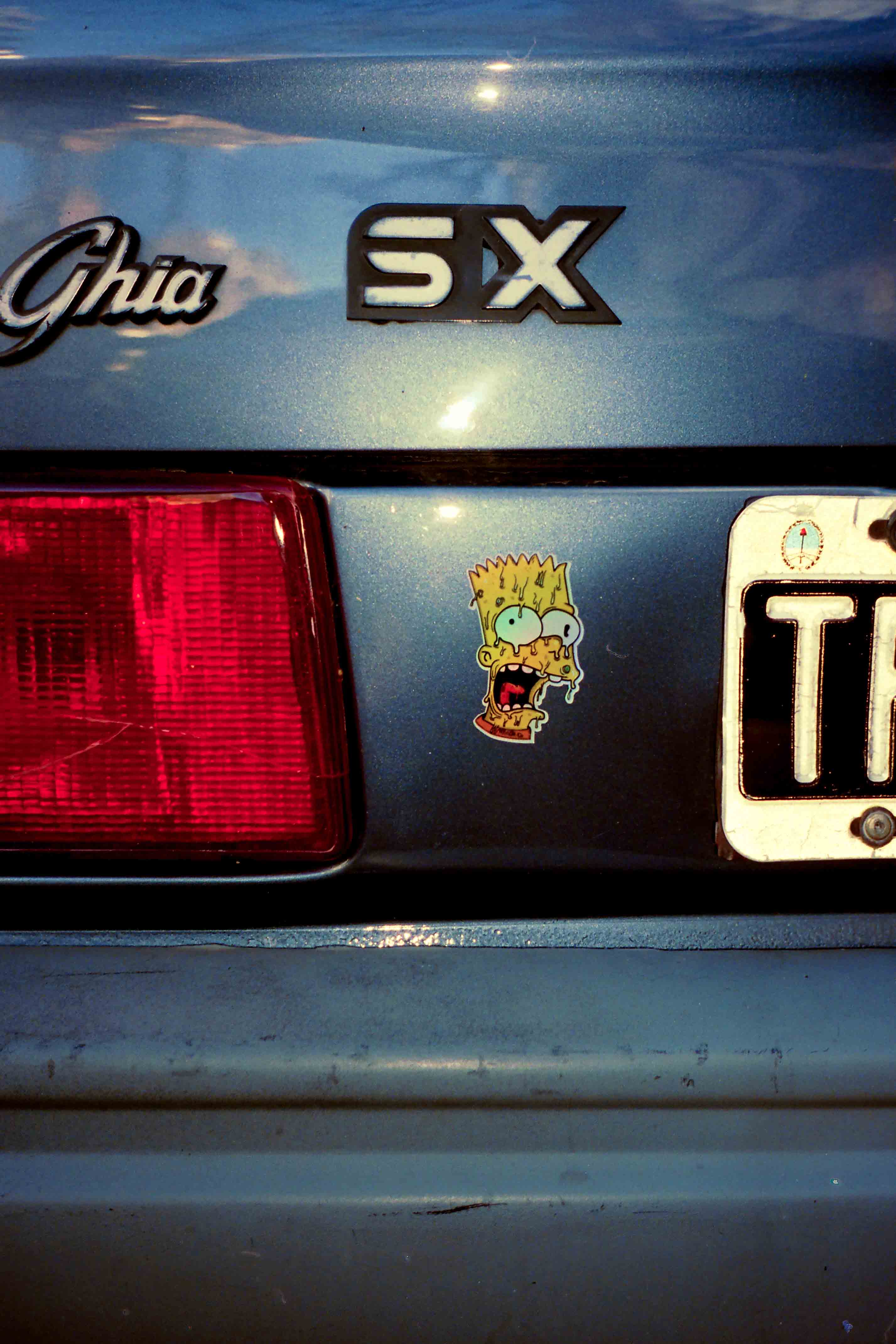 Sticker de Bart sobre auto