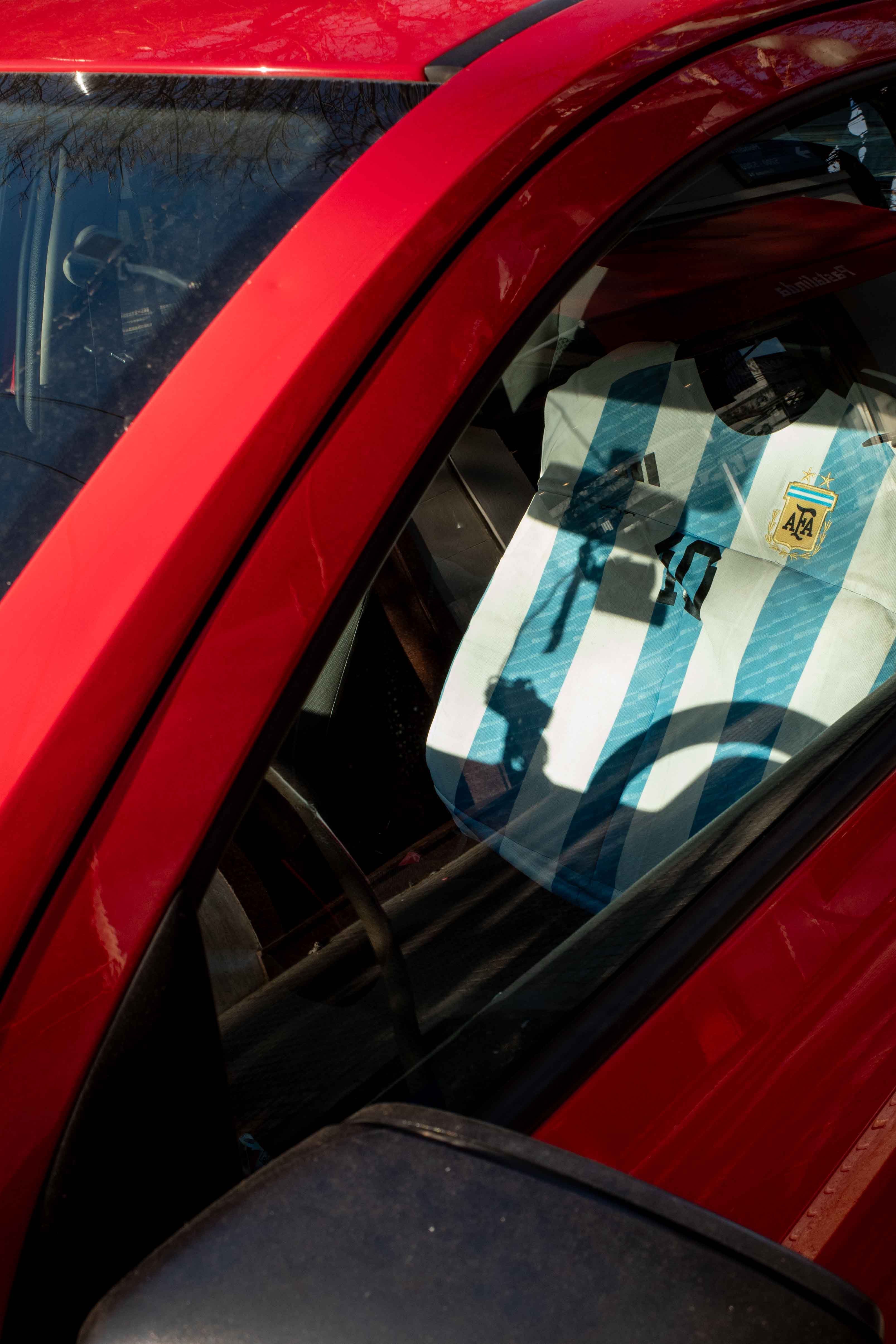 Camiseta argentina sobre asiento de auto
