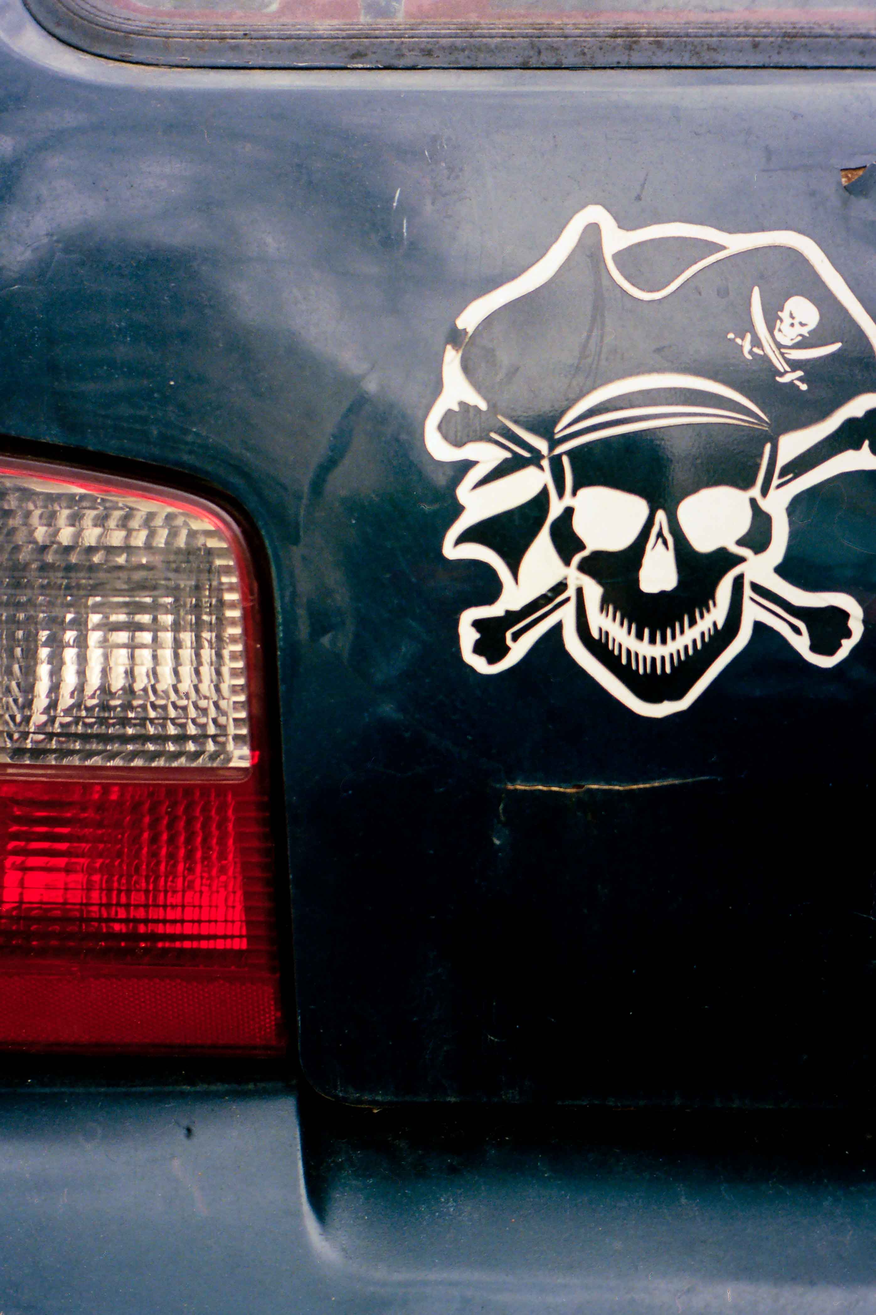 Sticker de pirata sobre auto