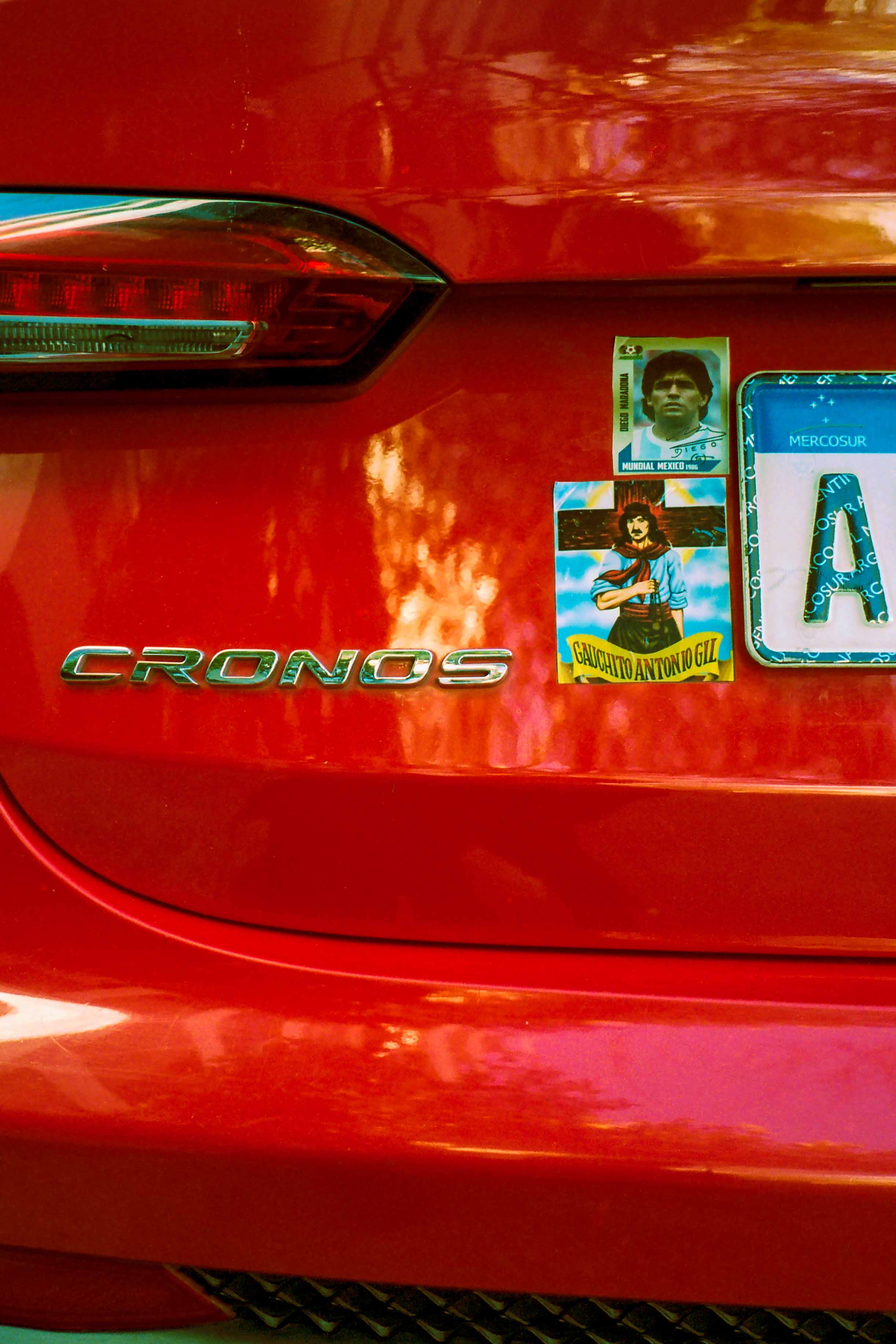 Sticker del gauchito gil y maradona sobre auto