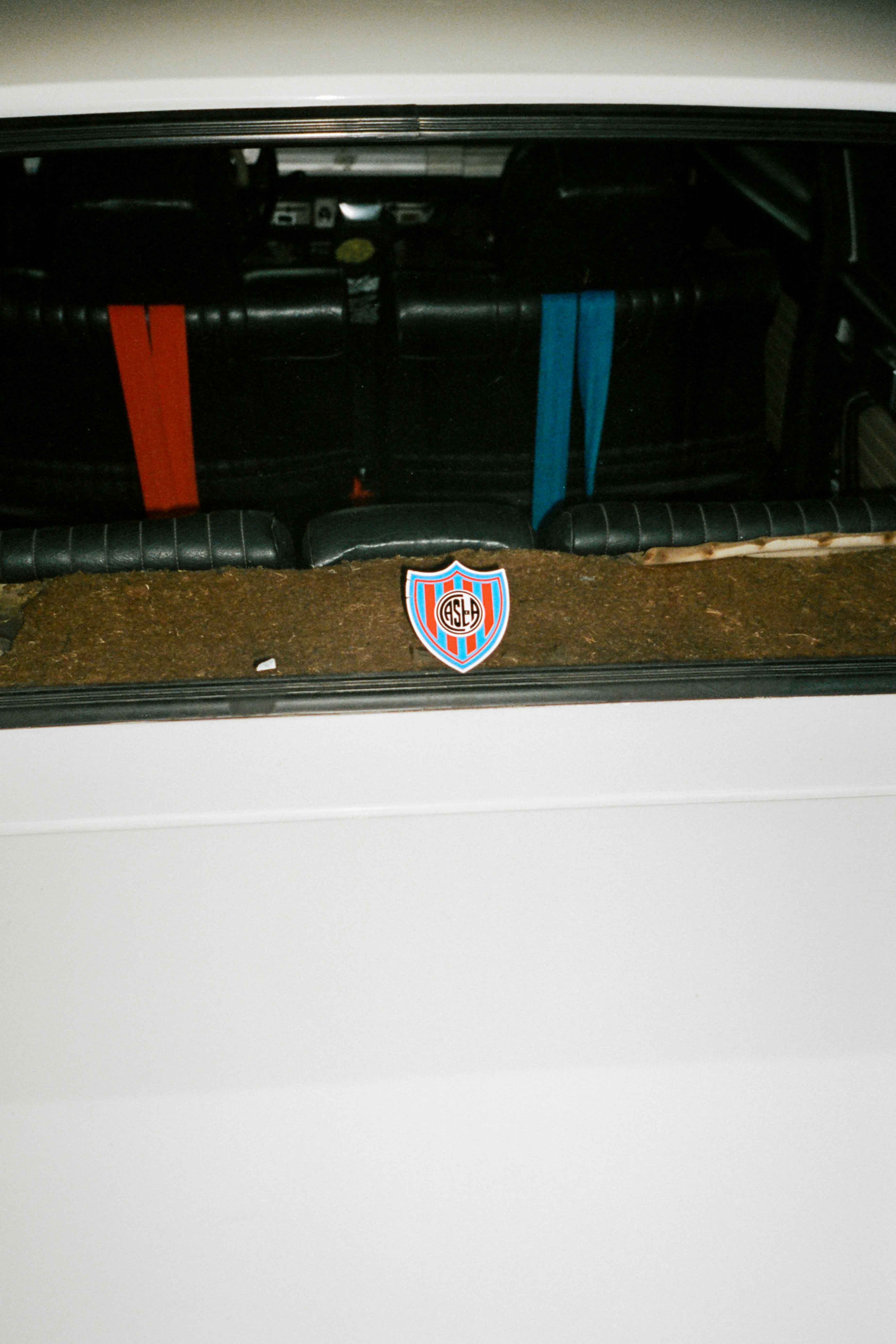 Escudo y colores de san lorenzo dentro de auto