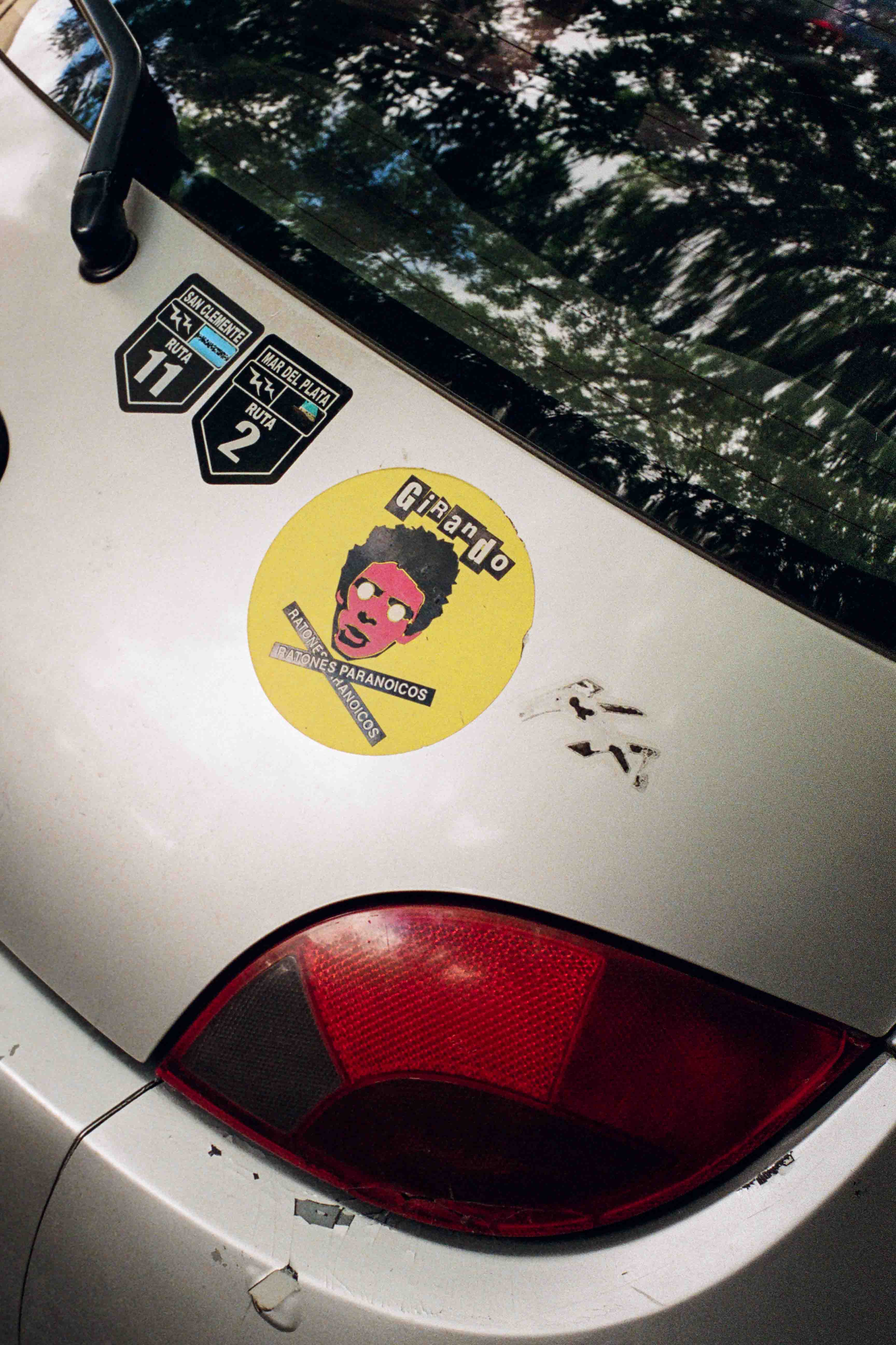 Stickers de Ruta y banda de rock sobre auto