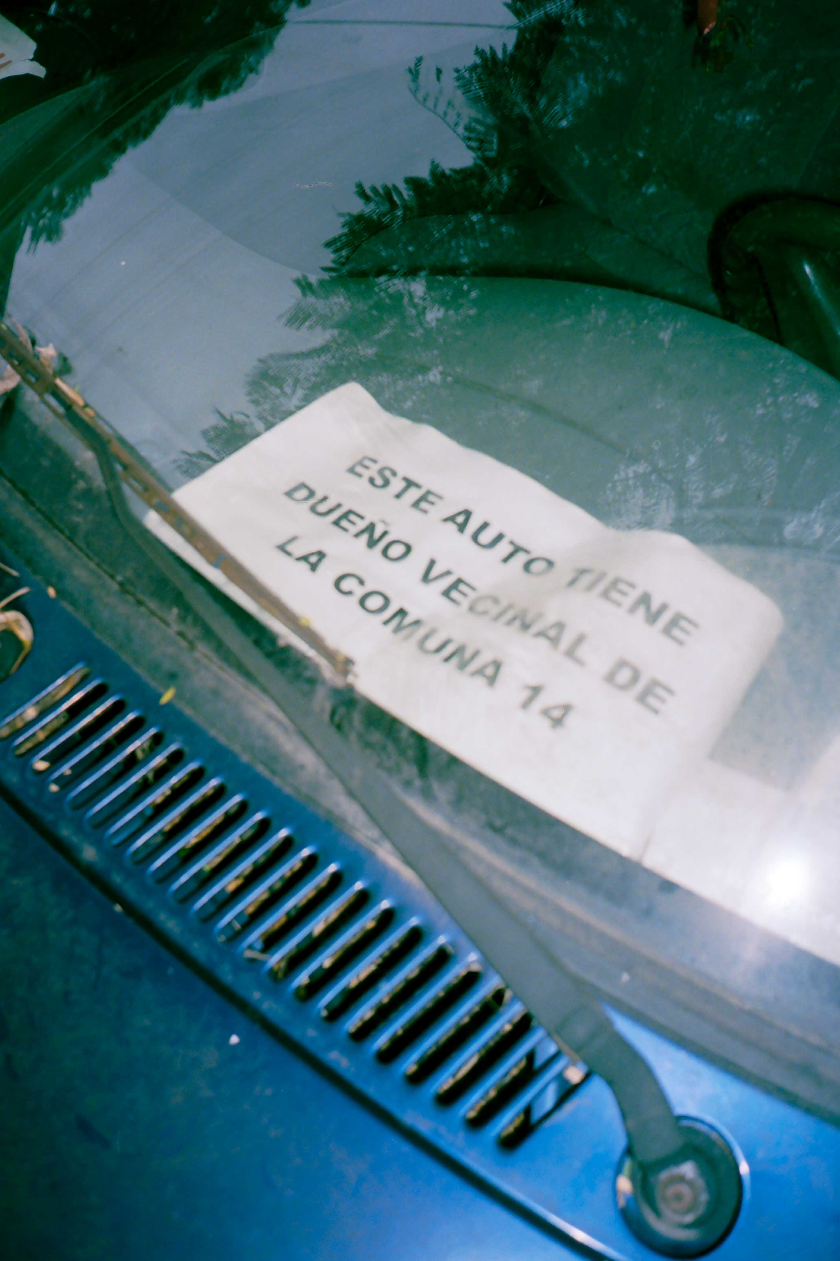 Cartel que dice tiene dueño dentro de auto